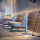 OCTOO TOTEM COM BANDEJA ICE no Klips - Mobiliário Corporativo