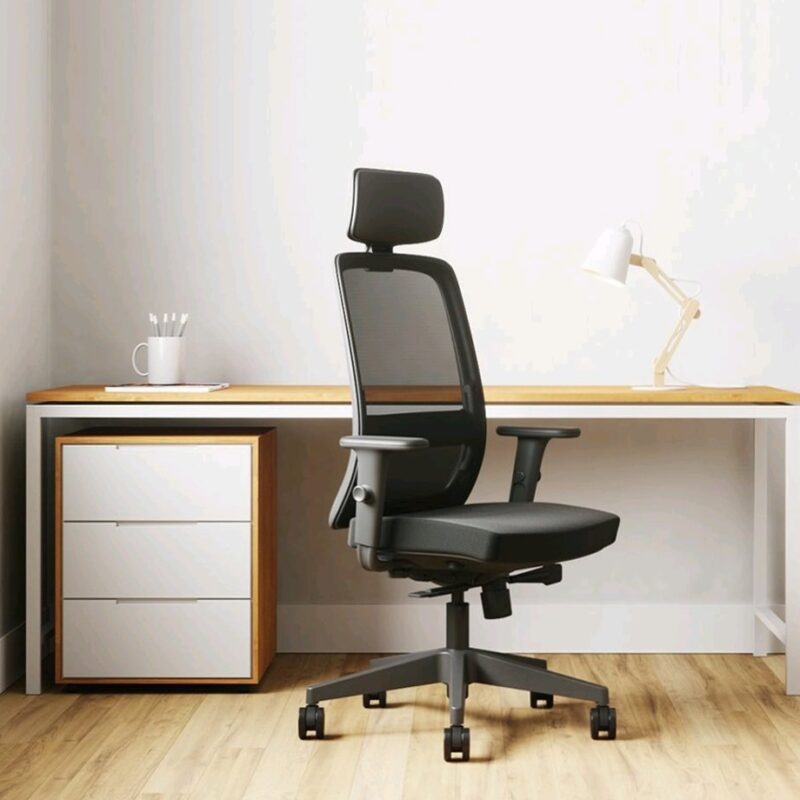 Cadeira Cavaletti Velo e Mesa de home office no Klips - Mobiliário Corporativo