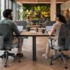 bem estar ambiente de trabalho retencao em Bem-Estar no Ambiente de Trabalho: Por que o Ambiente Completo Retém Talento equipe trabalhando em ambiente corporativo confortável