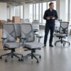 mudanca de escritorio checklist em Mudança de Escritório sem Parar a Operação: Checklist de Mobiliário e Logística equipe planejando mudança de escritório corporativo