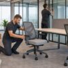 projeto corporativo do piso ao teto em Projeto Corporativo do Piso ao Teto: Da Especificação à Instalação equipe instalando mobiliário em projeto corporativo