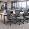 riscos psicossociais no pgr em Riscos psicossociais no PGR: o que mudou na NR-1 e o que revisar no escritório Escritório corporativo com estações de trabalho ergonômicas e área de apoio ao fundo